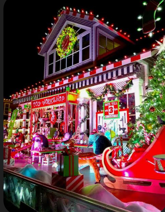 A festive decorated house on Balboa Island